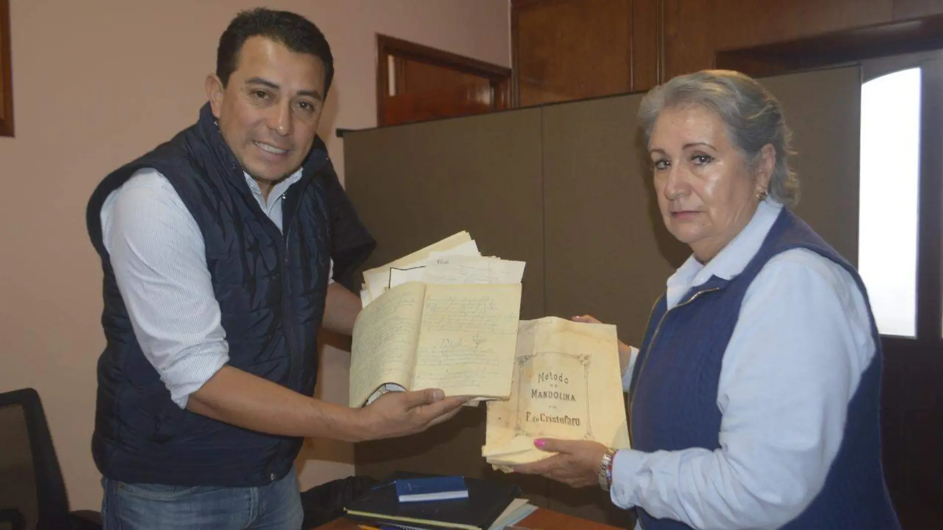 Los documentos fueron entregados a la cronista del municipio de Amealco.